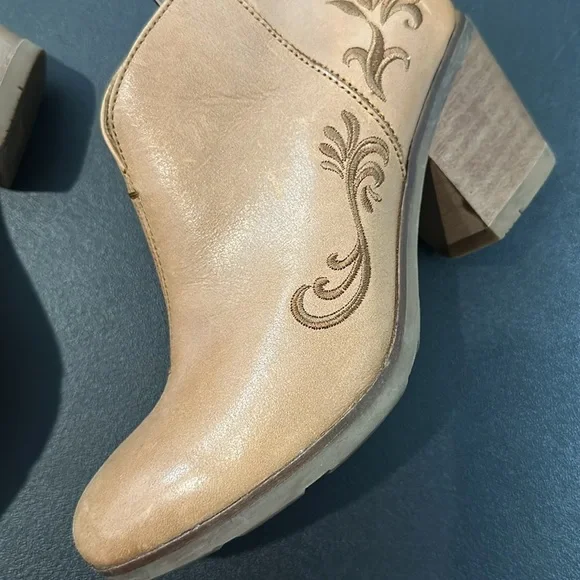 Bussola women’s pointed toe zip up Tan Ankle Boots with Embroidery size 8 - Picture 6 of 9